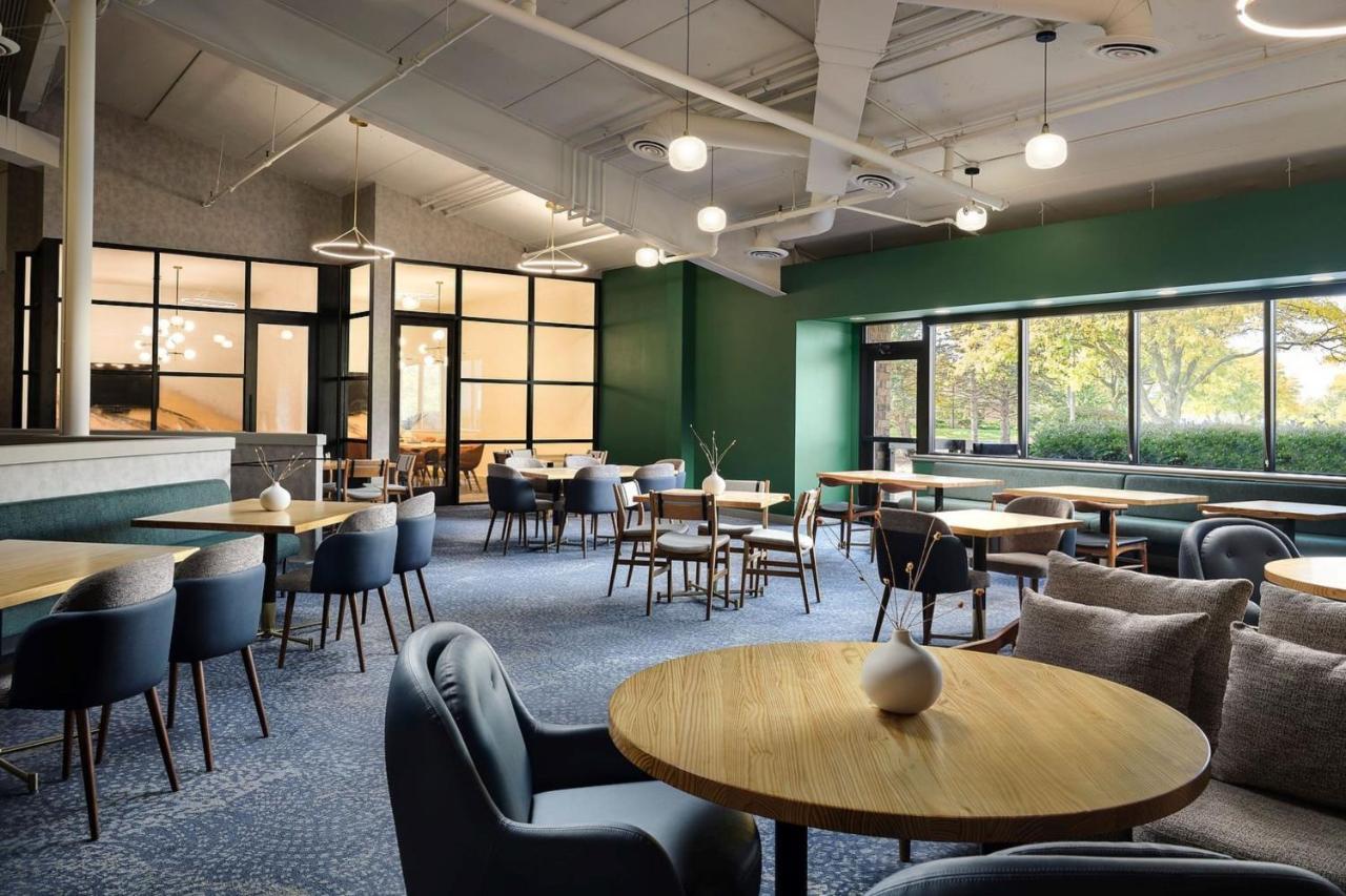 Sheraton Grand Rapids Airport Hotel 4*