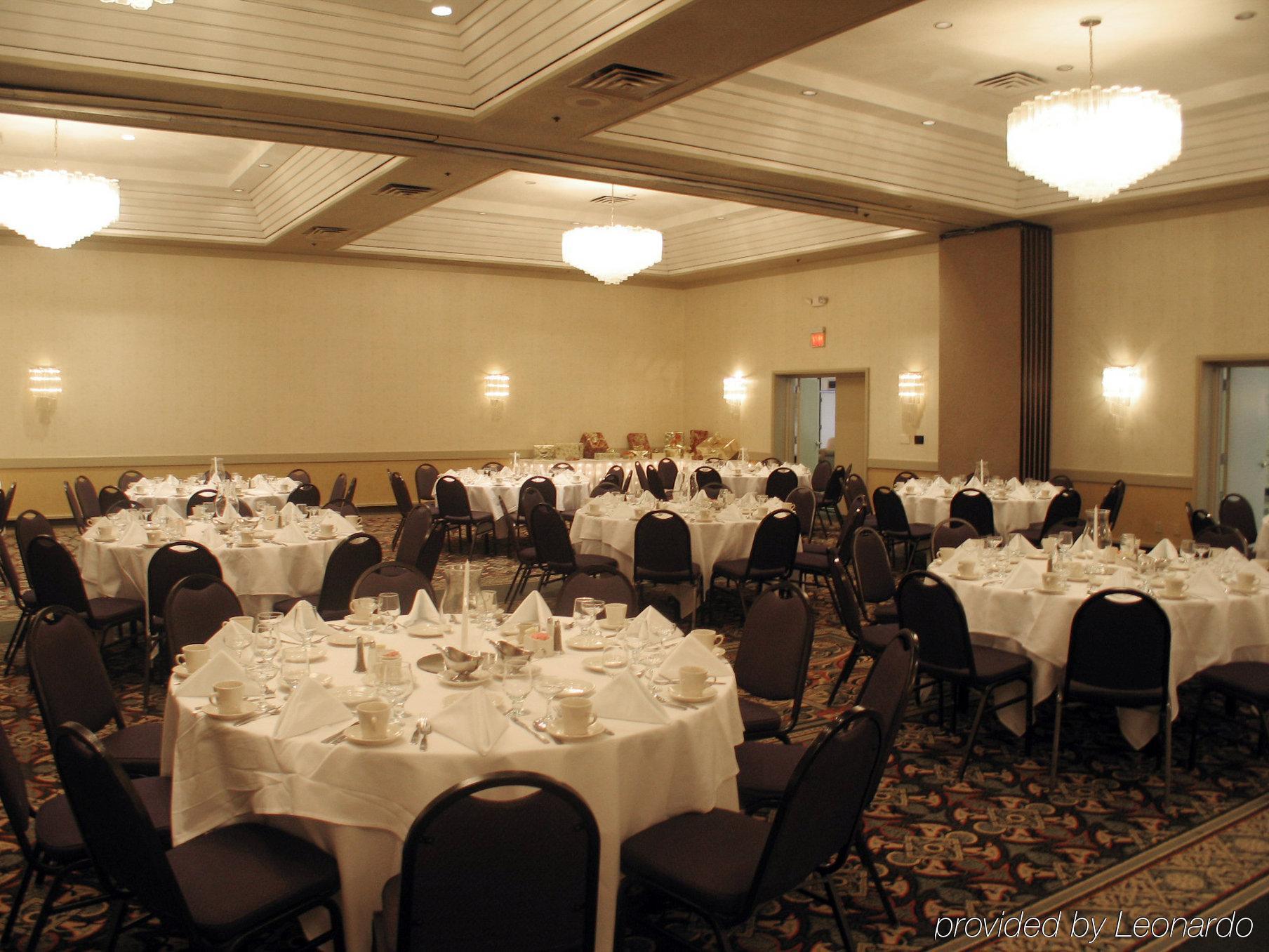 Sheraton Grand Rapids Airport Hotel 4*