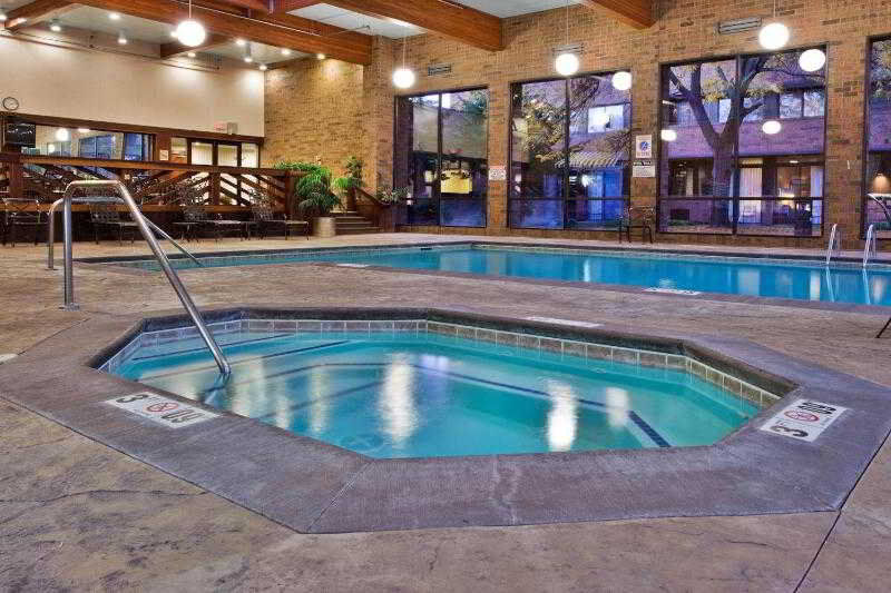 Sheraton Grand Rapids Airport Hotel 4*